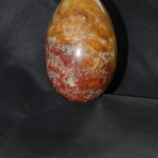 Яйцо из натурального камня красный кварц